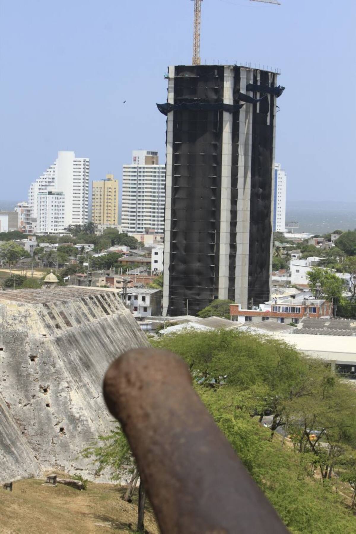 Para los expertos, el proyecto inmobiliario Aquarela afecta la visual del Castillo San Felipe. Julio Castaño- El Universal.