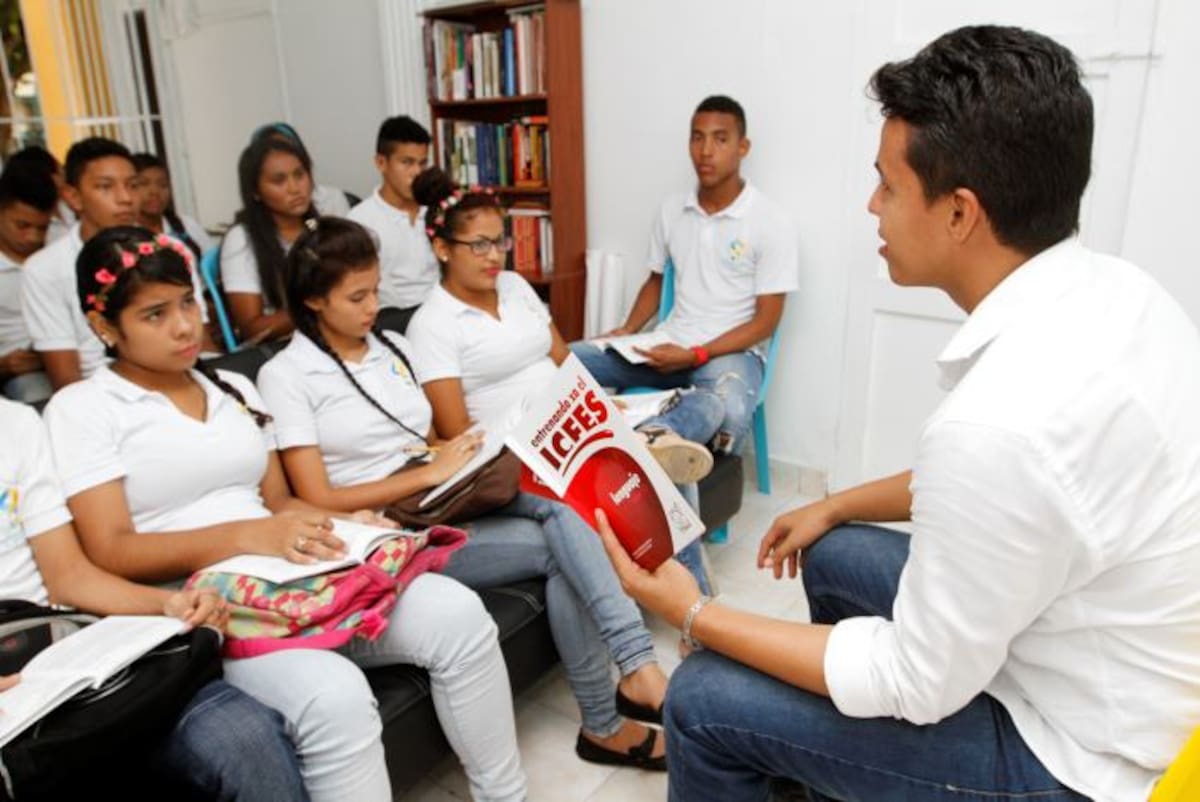 Juan David y sus alumnos. JULIO CASTAÑO