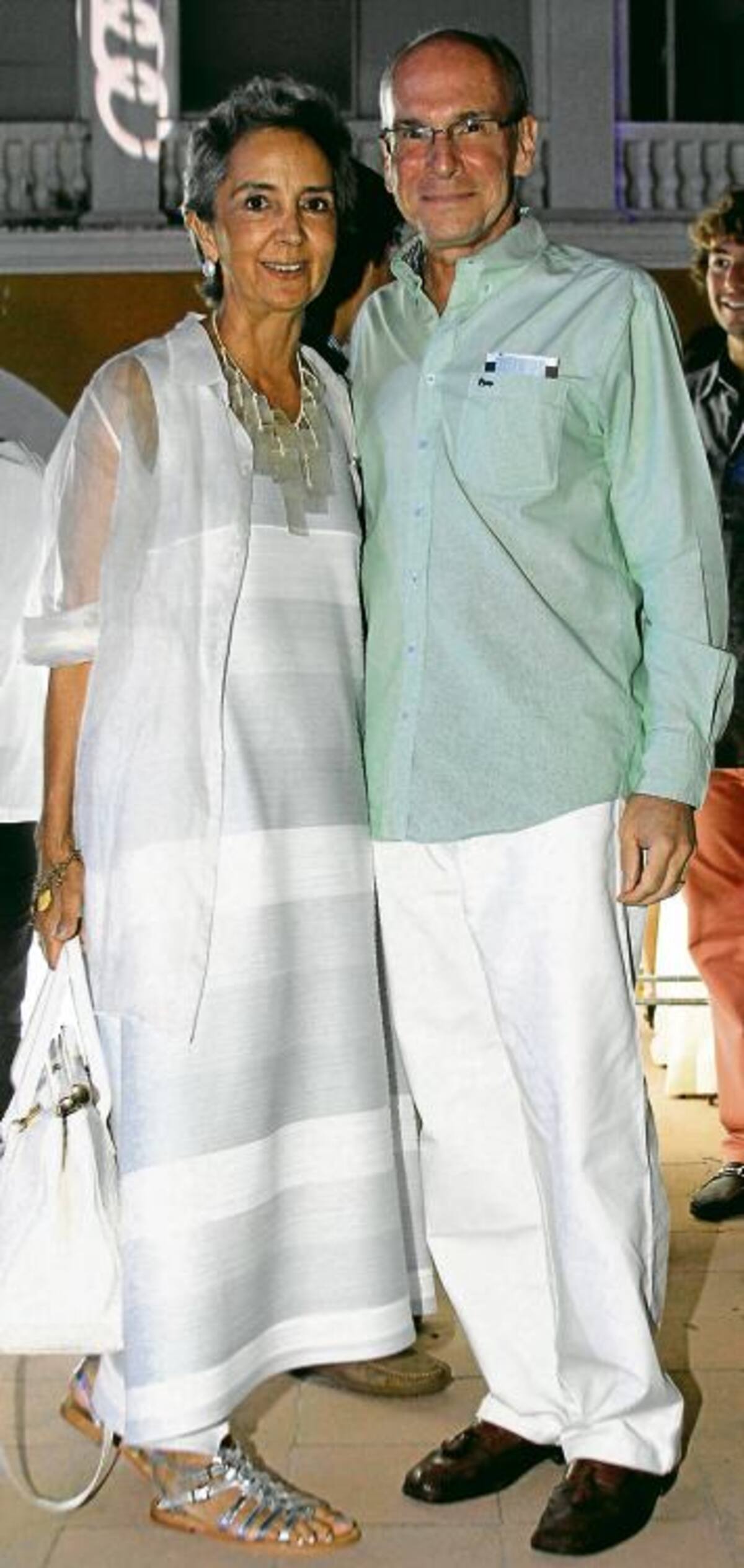 Claudia Rey y el embajador de Estados Unidos en Colombia, Michael McKinley.