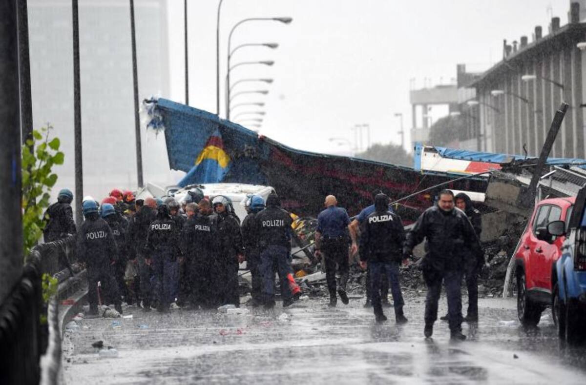Parte de un puente colapsó este martes en una autopista en la ciudad portuaria de Génova, en el norte de Italia. EFE Luca Zennaro