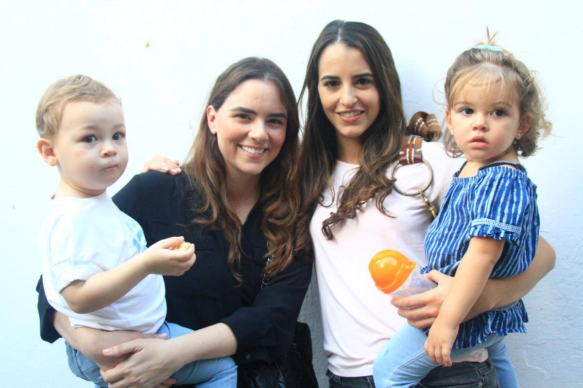 Nicolás Araújo, Alejandra Isaac de Araújo y Natalia Ventura de Araújo y Galeana Araújo.