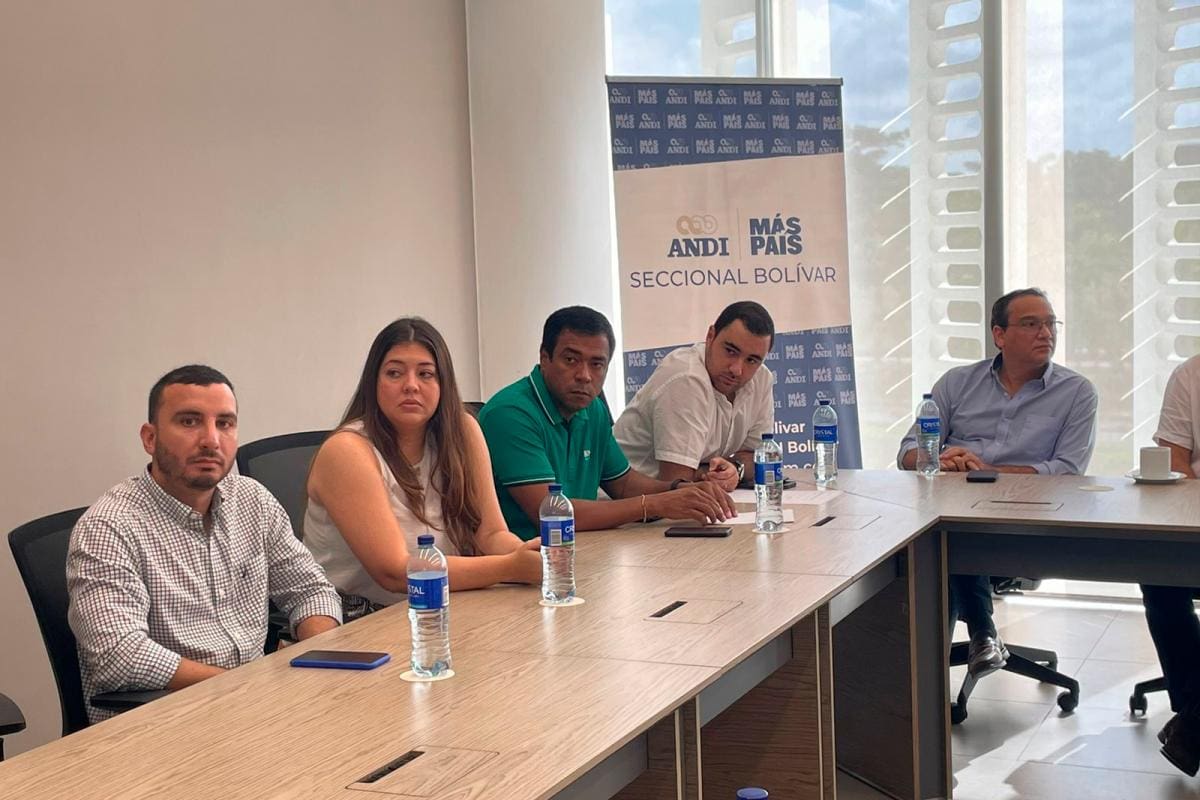 ¿Qué se habló en una reunión entre empresarios y congresistas de Bolívar?