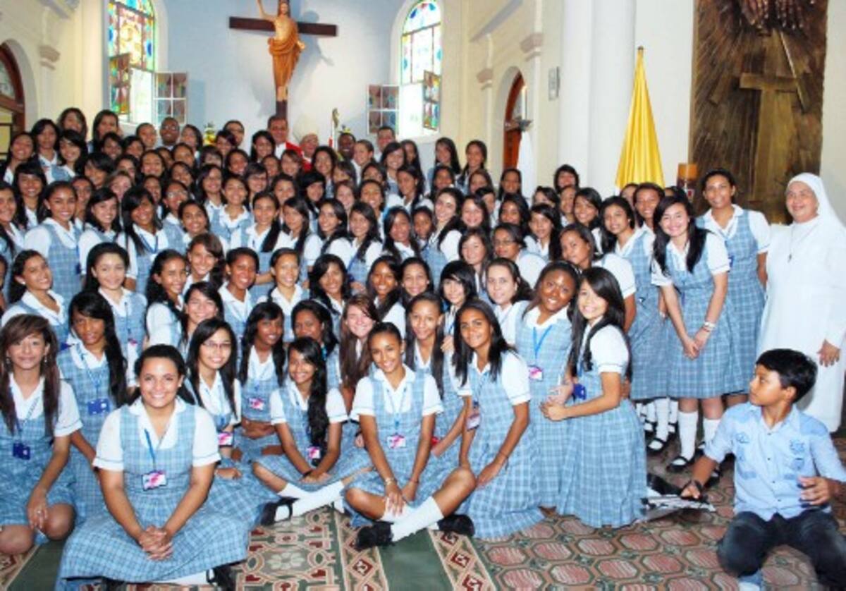 Angélica Ramírez, Andrea Urzola, Daniela Carvajal, Juliet Palacios, María Alejandra Muñoz, María del Mar Alfonso, María Camila Piedrahíta, Laura Celina Martínez, Kelly Romaña, Estefanía Gómez, María Elisa Matosa, entre otras, acompañadas de la hermana Eloísa Marrugo, rectora de ese plantel. fotos:archivo particular