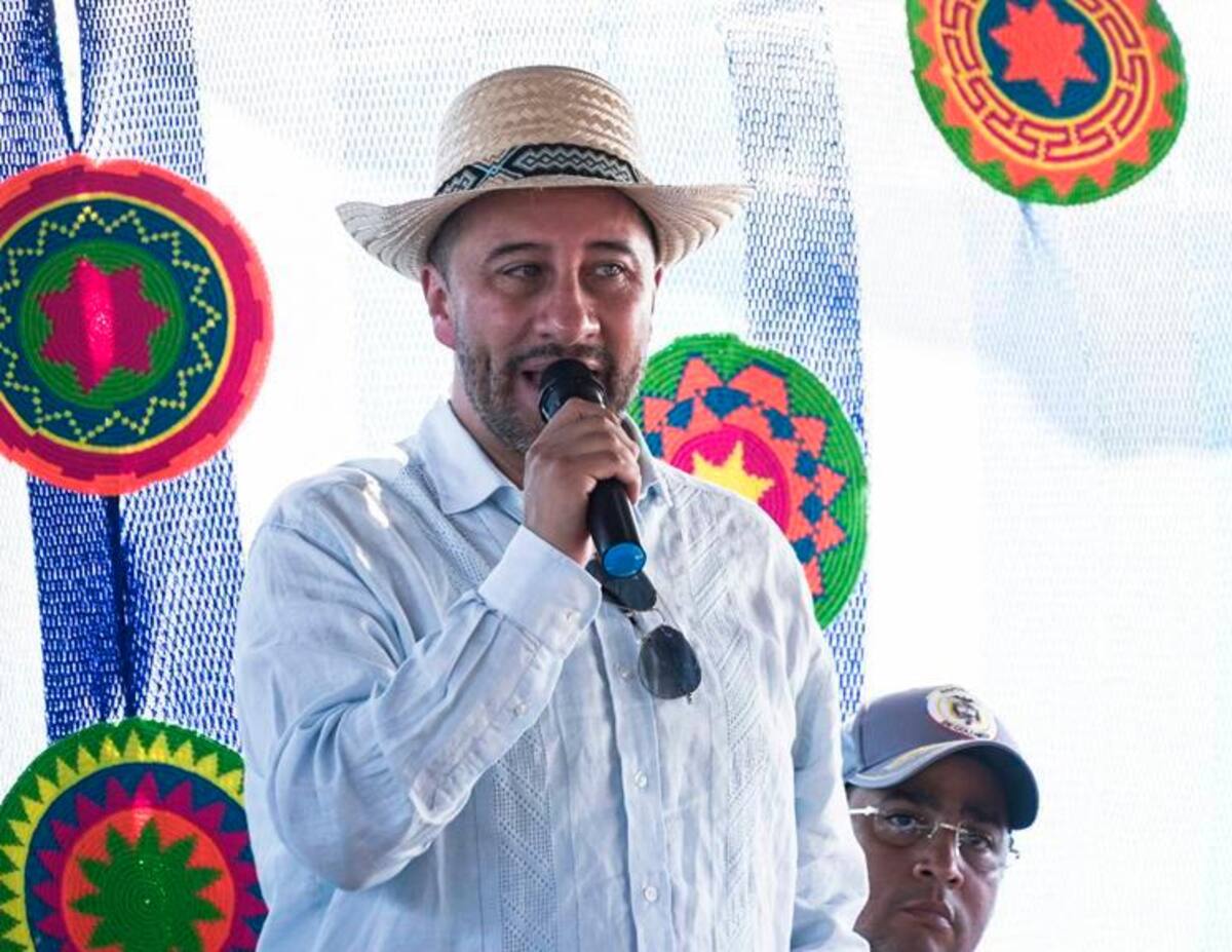 El viceministro de Turismo, Arturo Bravo, les dio la bienvenida a ‘Colombia, El País de la Belleza’, a los turistas internacionales que arribaron al Cabo de la Vela en el crucero Emerald Azurra.// MinCIT.