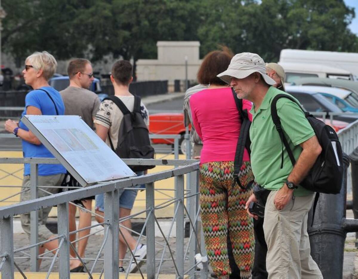 Una multitud de turistas extranjeros pasean en el centro histórico de La Habana. AFP