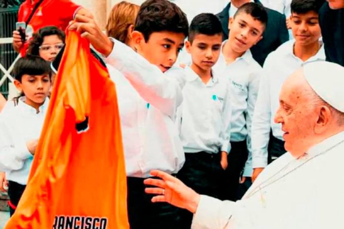 Video: niño colombiano le regala una camiseta de fútbol al Papa Francisco