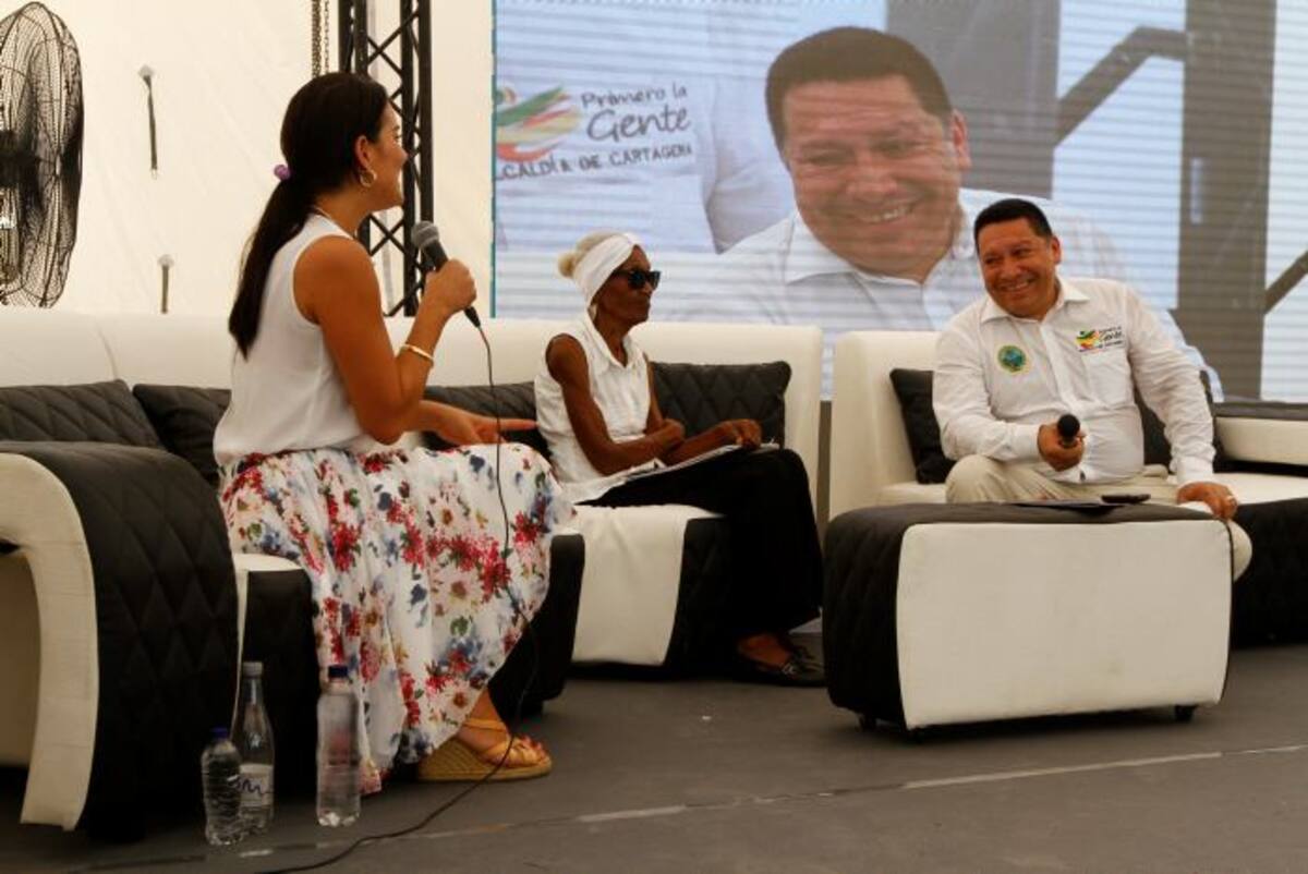 El alcalde Manolo Duque estuvo acompañado por la presentadora Vanessa De La Torre y protagonistas de las historias de vida mostradas en video. Julio Castaño-El Universal