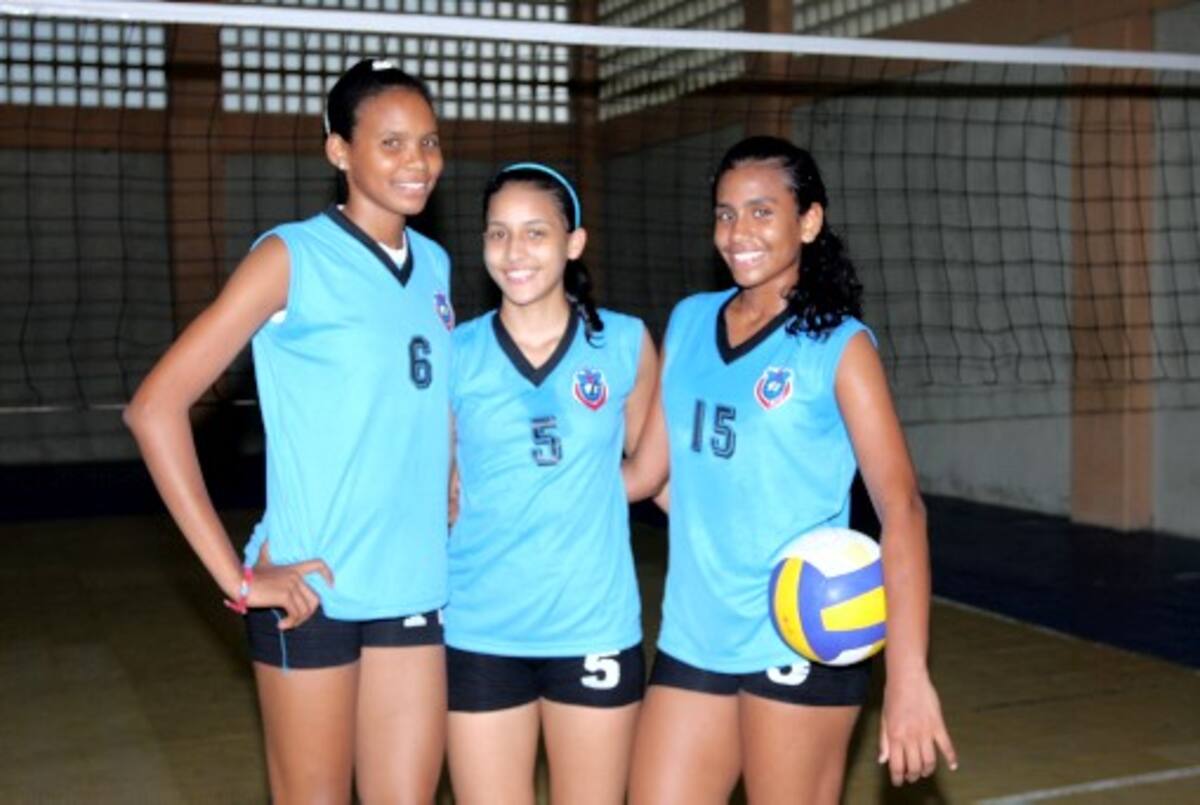 Melissa Rangel, Oriana Guerrero y María A. Marín, jugadoras de la Institución Educativa Soledad Acosta de Samper, que integraron la selección Colombia en el Suramericano de Voleibol en Lima, Perú.