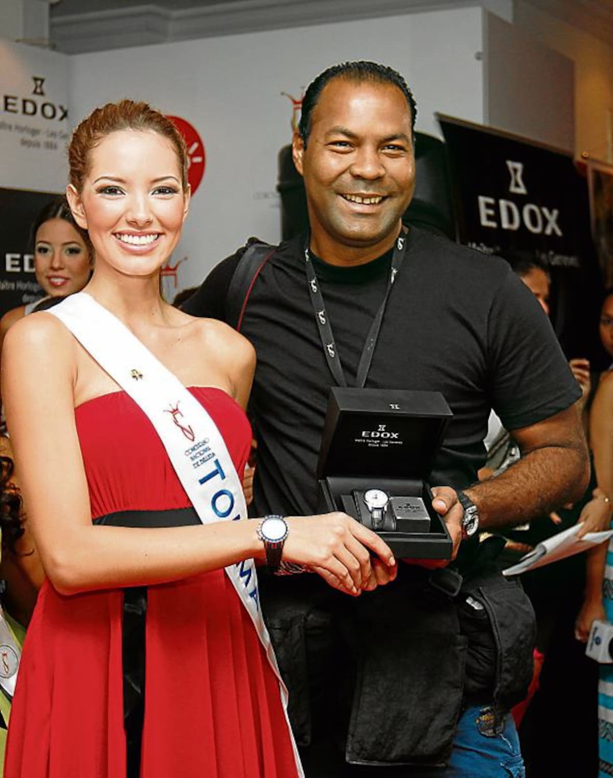 Karol Ximena, de Tolima, entregando el premio al fotógrafo Inaldo Pérez, de Cromos.