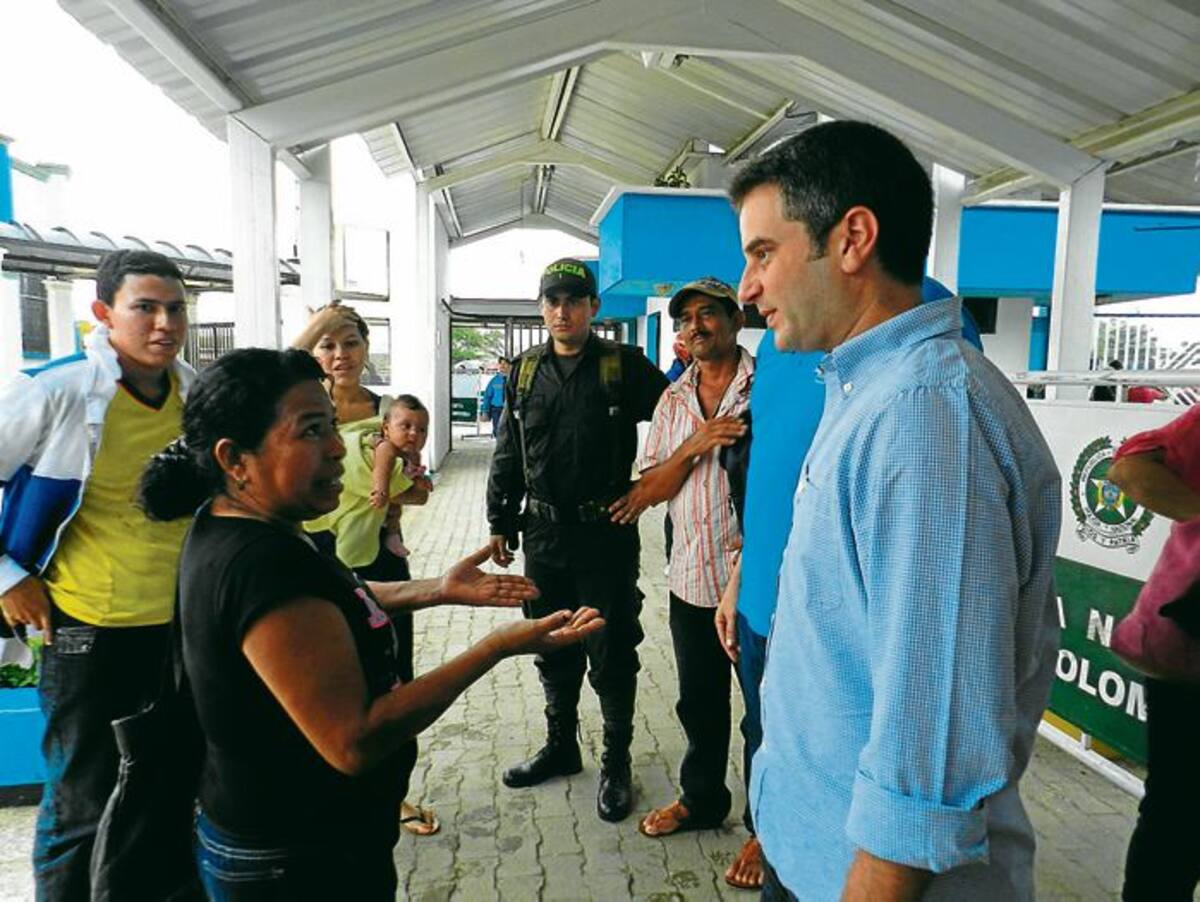 El alcalde de Montería, Carlos Eduardo Correa, explica a las familias los requisitos para acceder a casa propia.