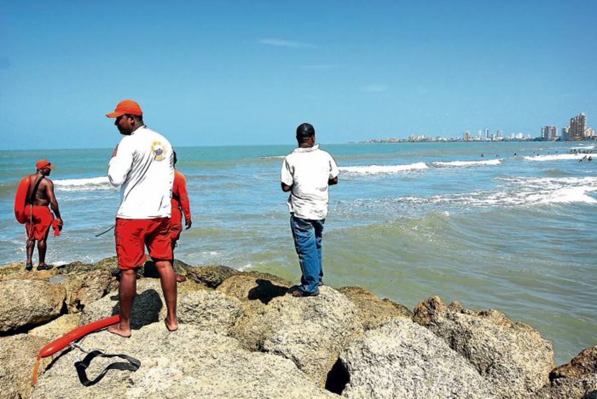En las playas de Cartagena, los alrededores de los espolones son los sectores de mayor riesgo para los bañistas, sobre todo cuando hay mar de leva.