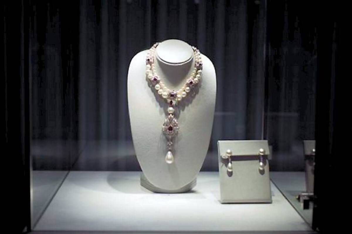 La famosa “Peregrina”, perla única del siglo XVI que formaba parte de las joyas de Elizabeth Taylor, fue rematada este martes en Christie's de Nueva York por 11,84 millones de dólares. AFP