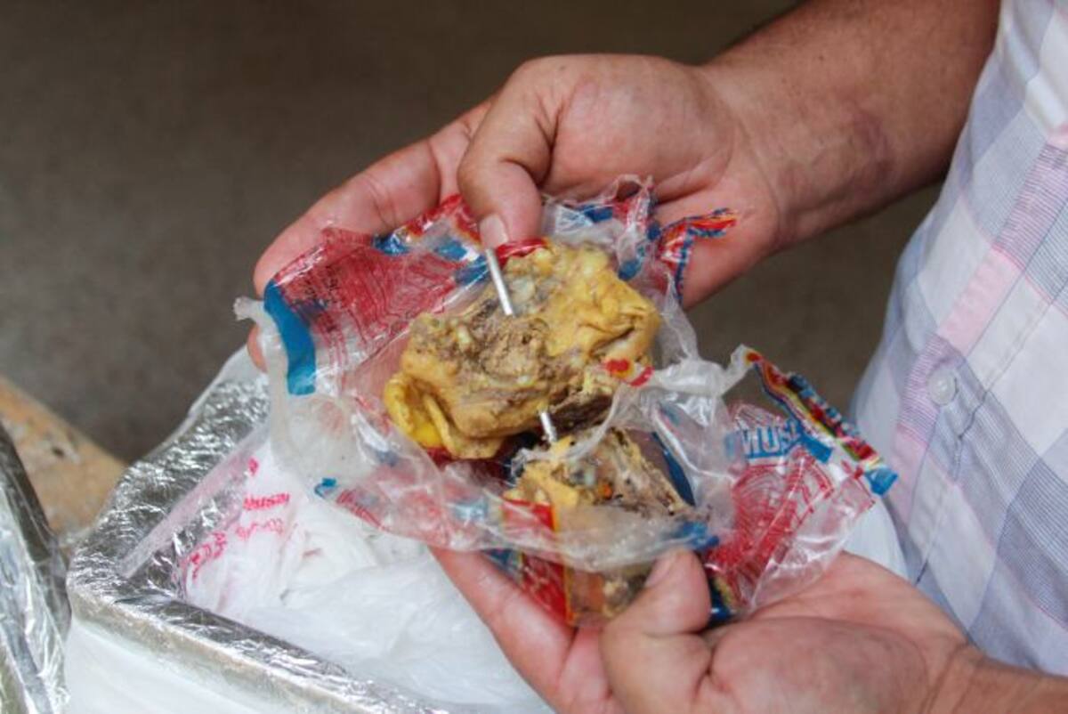 Un trabajador de Mamonal encontró una aguja al interior de una empanada china. El cocinero asegura que la culpa es de Indupollo y que la situación lo perjudica económicamente. Jairo A. Cárdenas A.