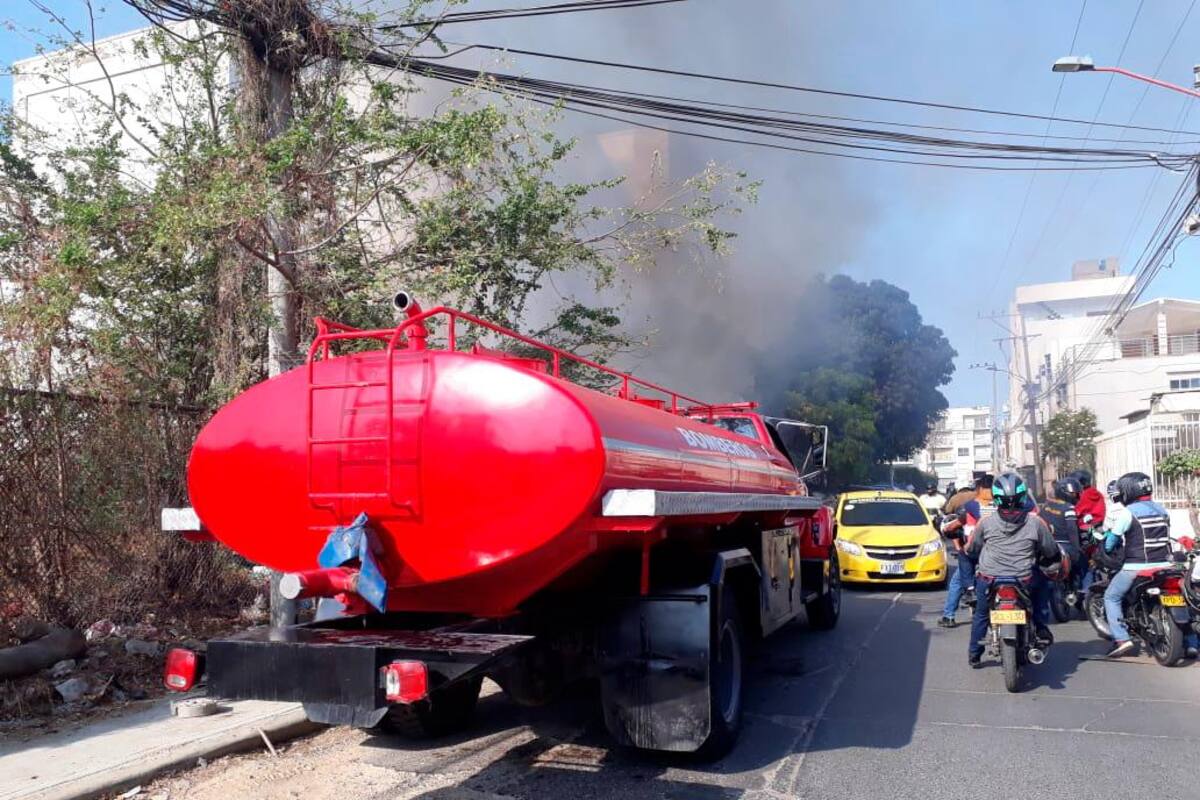 Cuerpo de Bomberos atiende incendio entre Los Almendros y Country