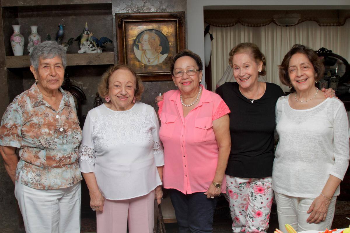 Yadira de Noriega, Pepita Sistac, Nancy Payares, Irma de González y Cecilia Vergara.