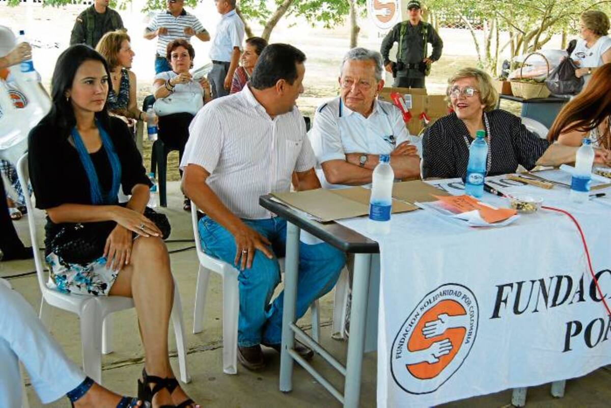 Layne Peña, gestora social; Francisco Padilla, alcalde de Cereté,Gustavo Balcázar y Nidia Quintero, directora de la fundación.