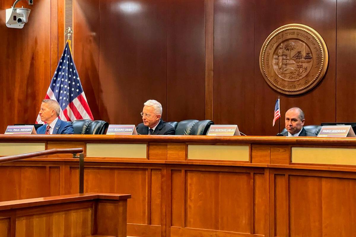 Expresidente Uribe llega al Capitolio de Florida en EE.UU.