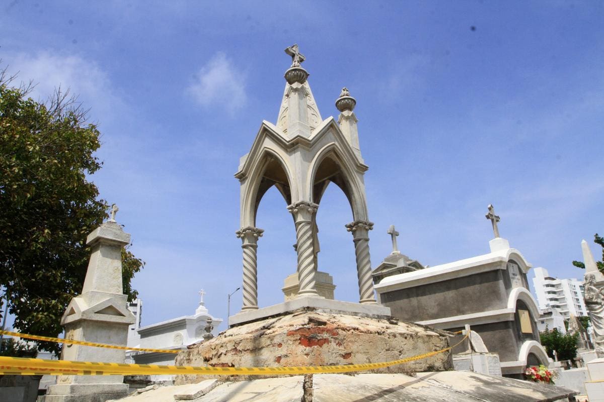 Algunos de los mausoleos más llamativos del cementerio.