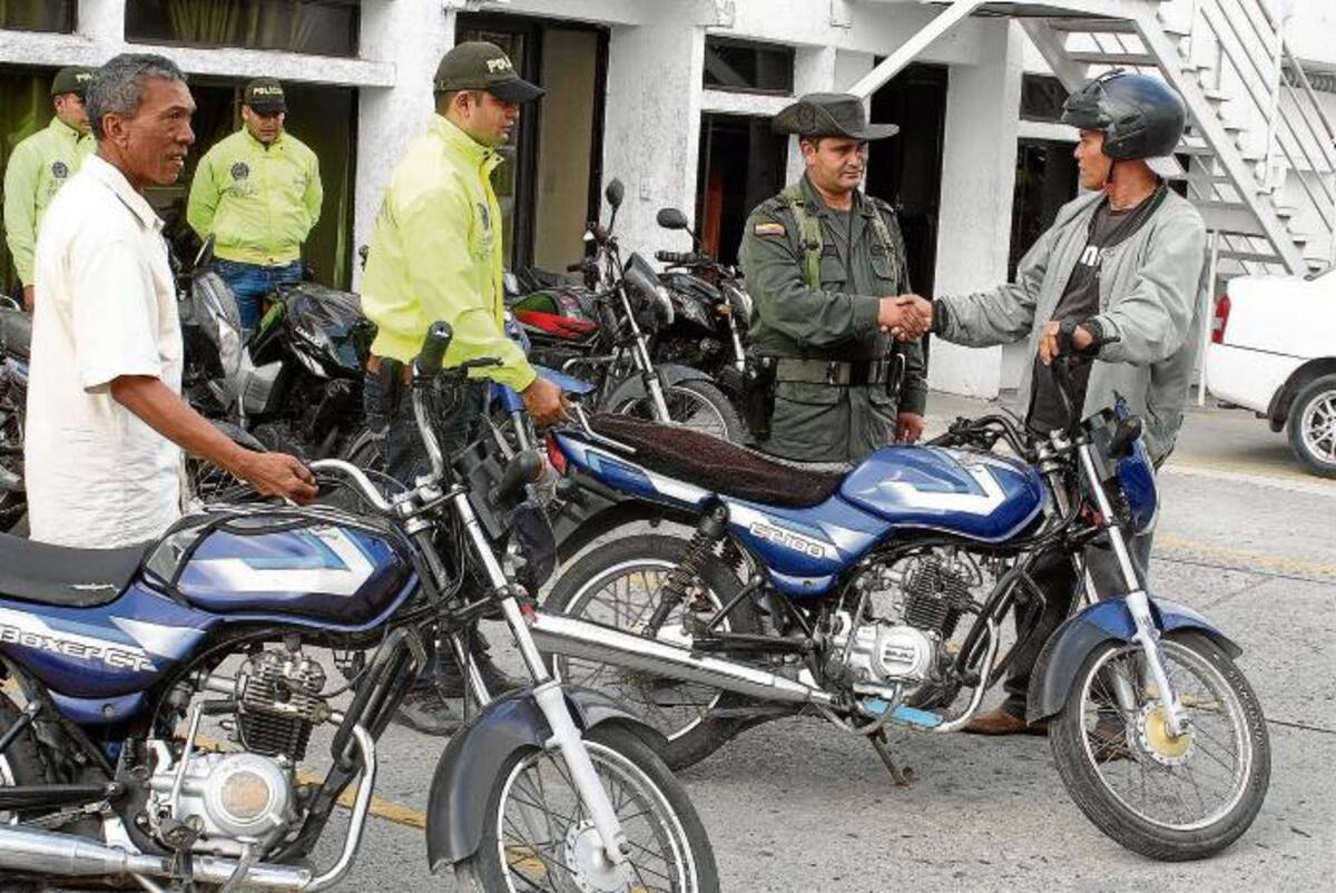 John Arévalo, comandante encargado de la Policía en Sucre, hizo entrega de dos motocicletas a sus propietarios el día de ayer.
