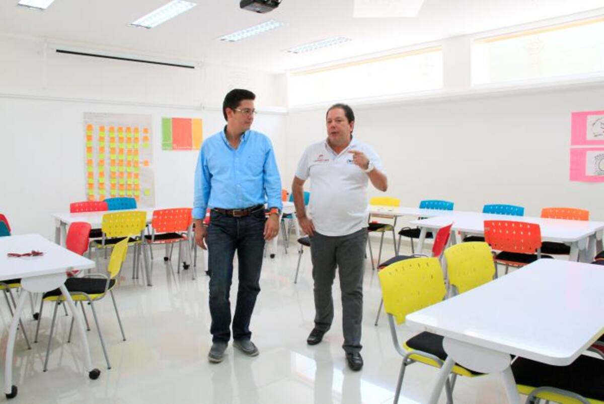 El laboratorio no cuenta con aparatos tecnológicos y los que asistan a los talleres no pueden ingresarlos, pues se considera que distraen la atención de los asistentes. Tampoco hay clases teóricas, todo el proceso es práctica. Zenia Valdelamar.