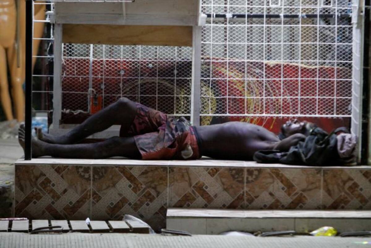 Los habitantes de la calle encuentran, en el barrio Pie de la Popa, alguna acera para pasar la noche. LORENA HENRIQUEZ - EL UNIVERSAL