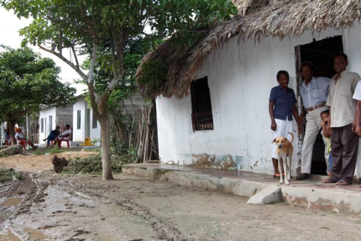 Al fondo de esa imagen se logra ver las viviendas que sufrieron por las inundaciones, pero fueron reconstruidas. La de la señora Ángela y su familia, también afectada, aún están a la espera de que llegue la anhelada ayuda para levantarla, pues aún tiene serios daños. Al fondo de esa imagen se logra ver las viviendas que sufrieron por las inundaciones, pero fueron reconstruidas. La de la señora