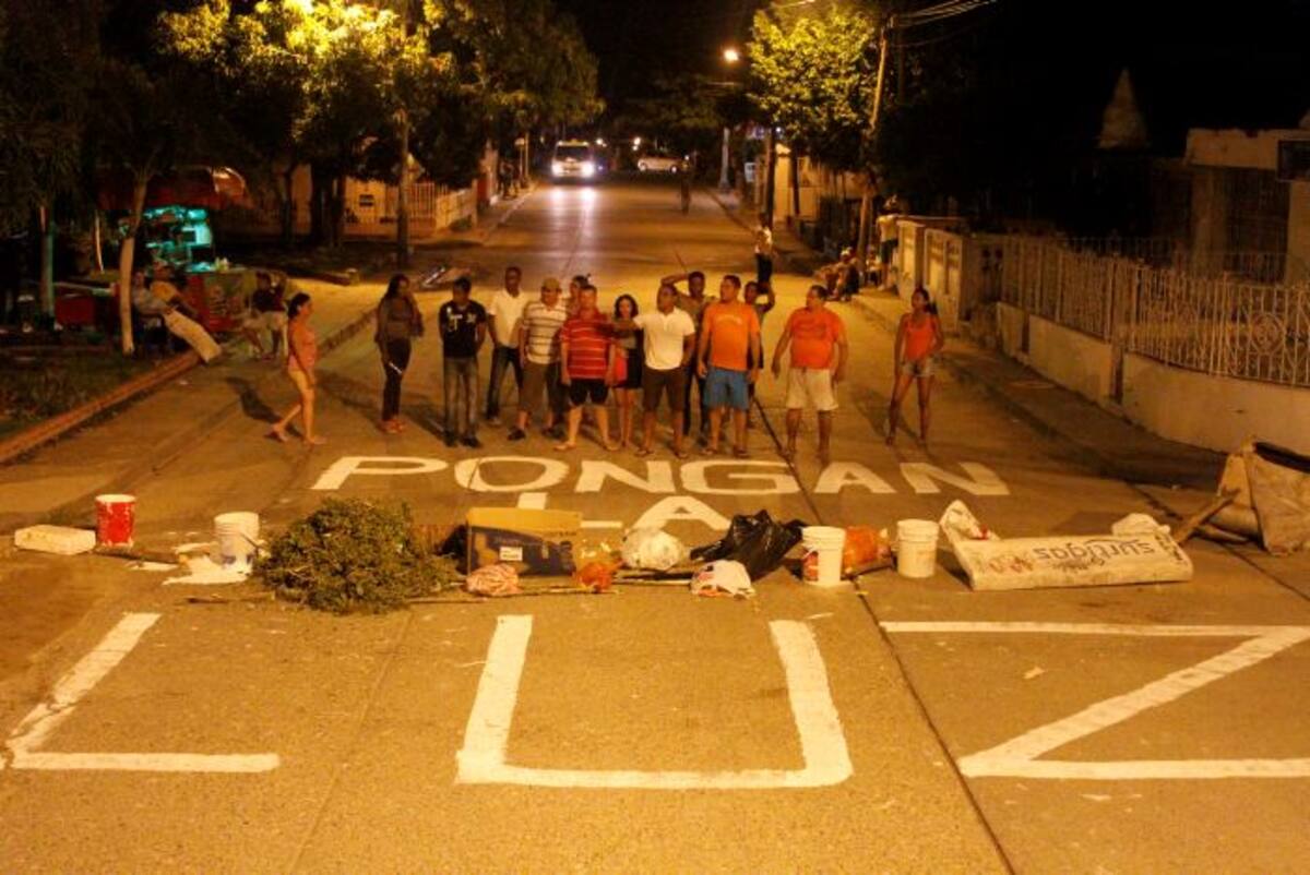 Un gran letrero pintaron los residentes de Almirante Colón exigiendo que les "Pongan la luz". NAYIB GAVIRIA AMADOR - EL UNIVERSAL