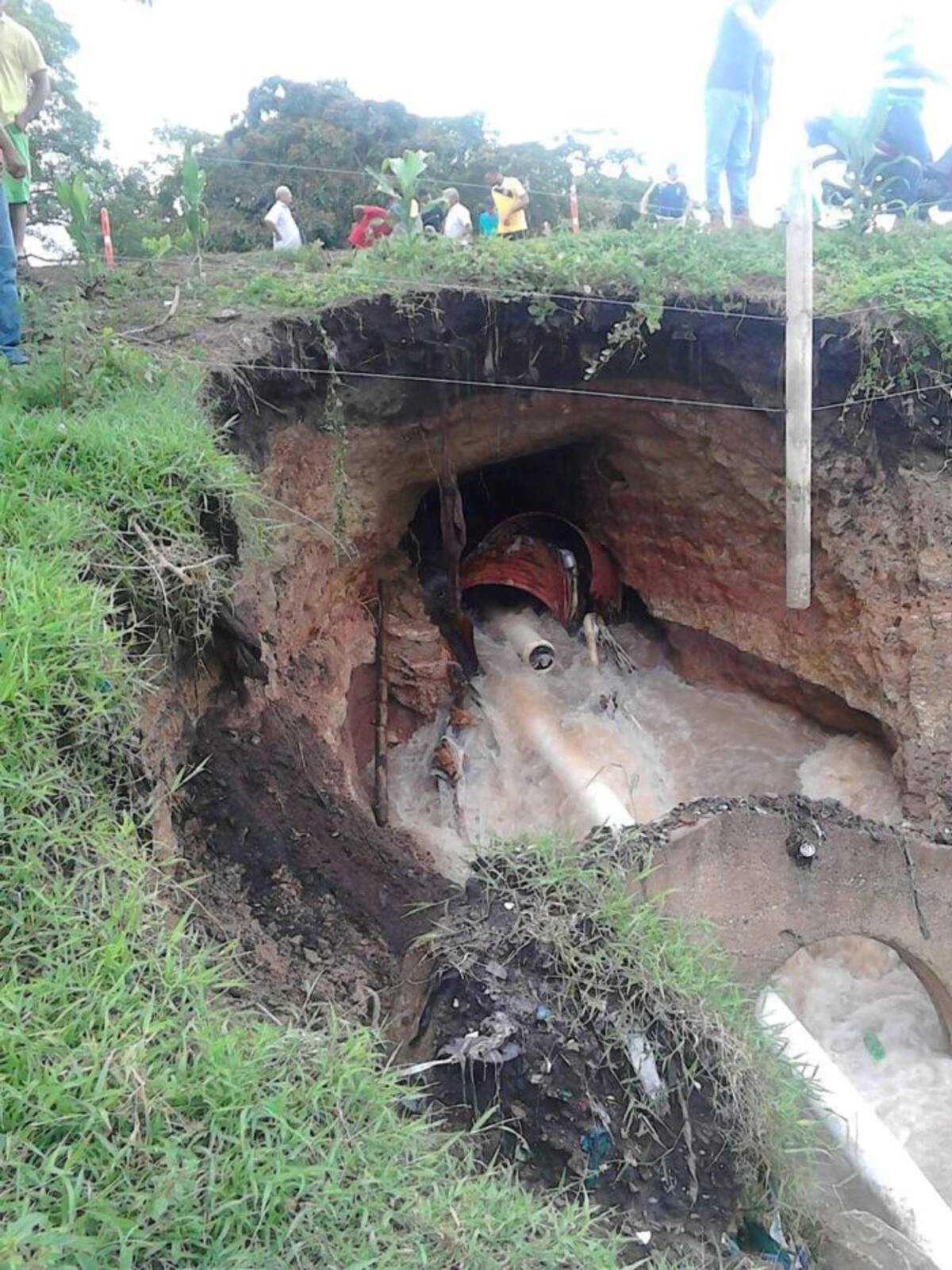 Se dañó la vía que de Sahagún comunica con Montería debido a los torrenciales aguaceros. RAFAEL CHICA / CORTESÍA