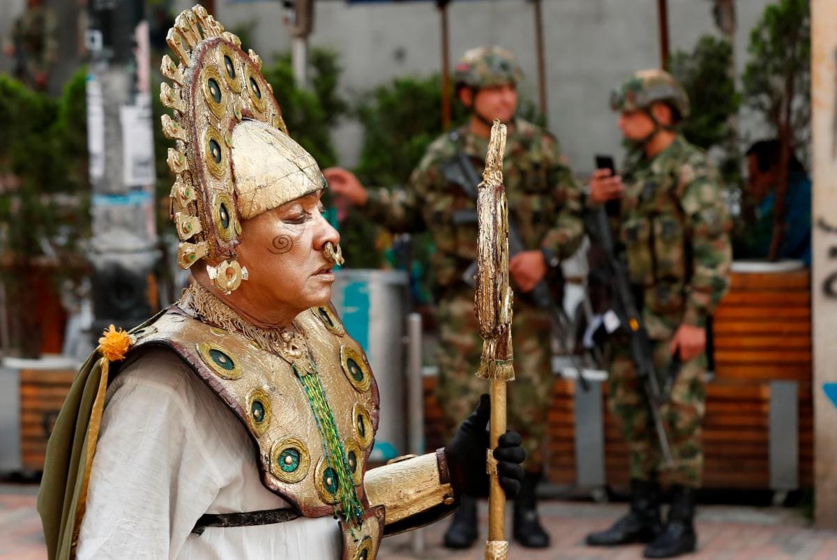 Miembros del Ejército montan guardia con motivo del paro nacional. Con tamborileros, actos circenses y ritmo de carnaval avanzan las movilizaciones callejeras. EFE Mauricio Dueñas