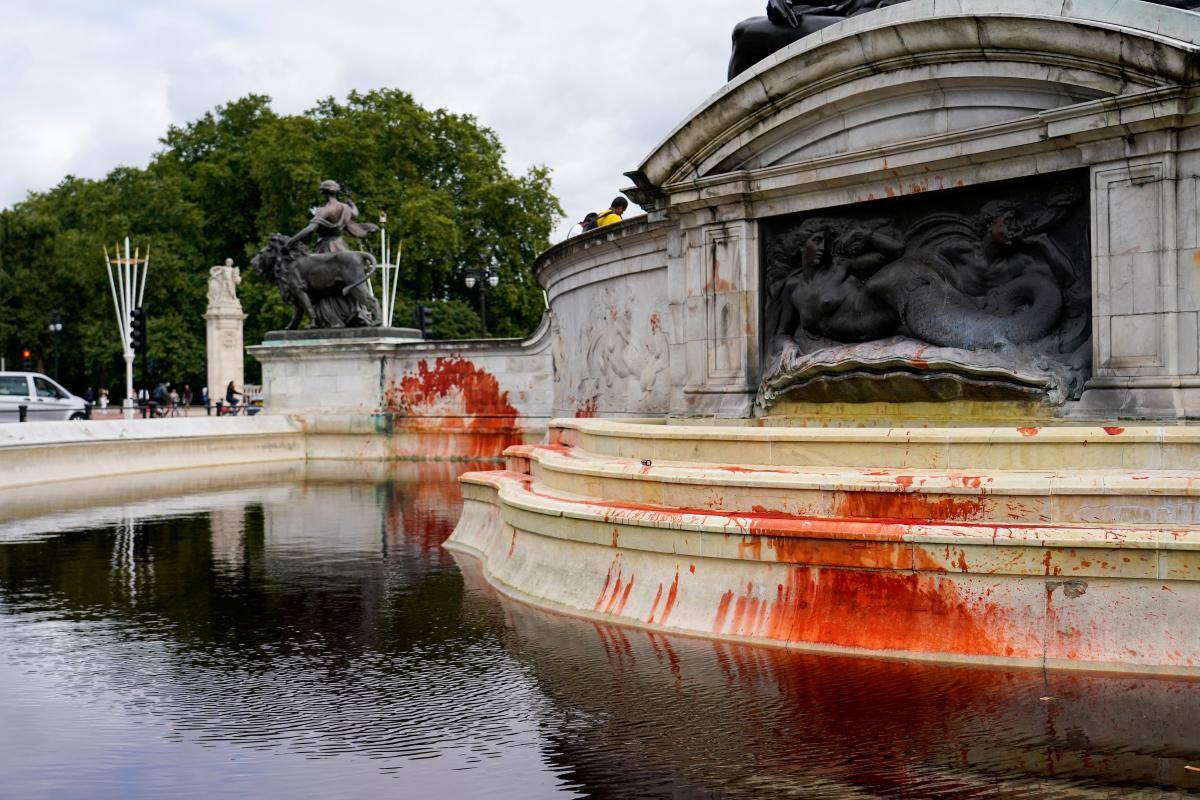 Animalistas tiñen de rojo la fuente del palacio de Buckingham