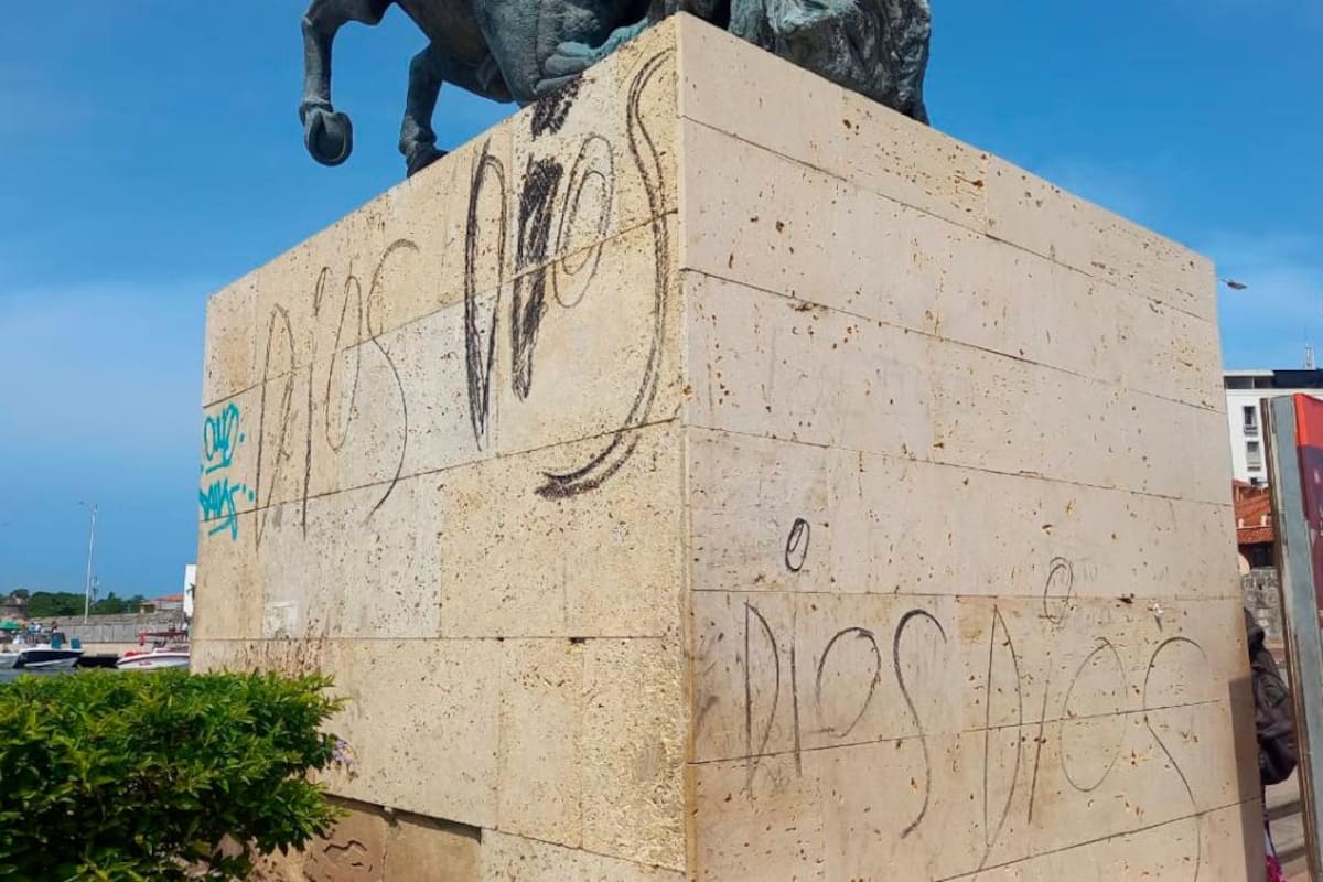 Vandalismo en el Centro: rayaron monumentos del Muelle de los Pegasos