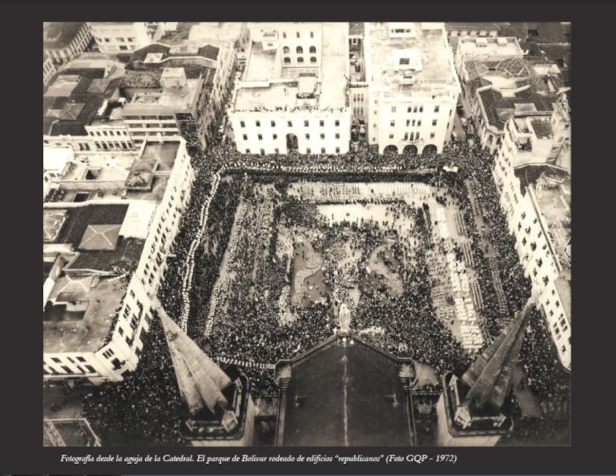 Vista de la Plaza de Bolívar desde el Corredor Polaco, tomada en 1978. Cortesía/Sociedad de Mejoras Públicas de Manizales.