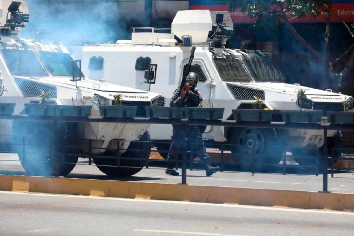 Una tanqueta atropella a manifestantes cerca de base militar en Caracas