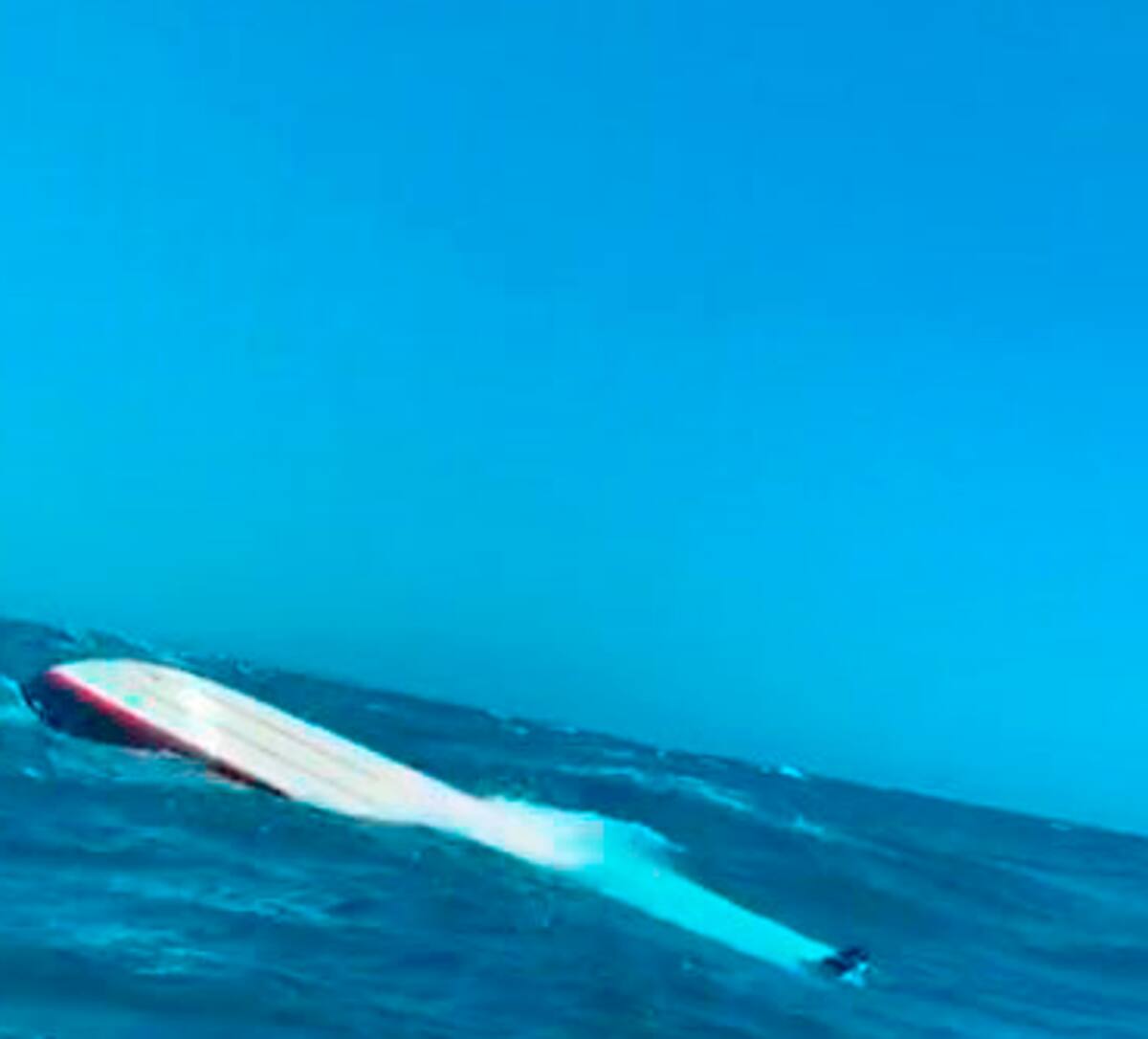 Momentos en que la embarcación queda a la deriva en Islas del Rosario. Once de los tripulantes fueron rescatados.