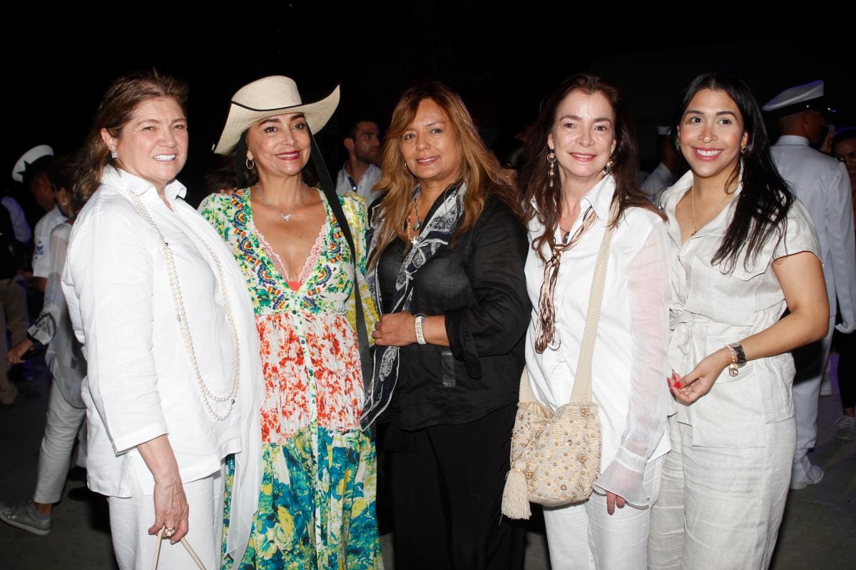 Francia Escobar, Miriam Manriquez, Carolina Acosta, Carmen Caballero y María Camila Castellanos.