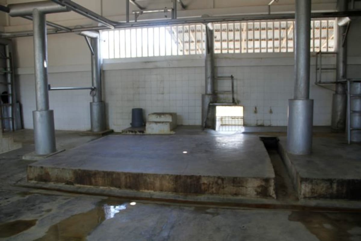 La planta de beneficio de San Juan Nepomuceno, donde se sacrifica de animales bovinos, quedó justo al lado del cementerio. OSCAR DÍAZ ACOSTA