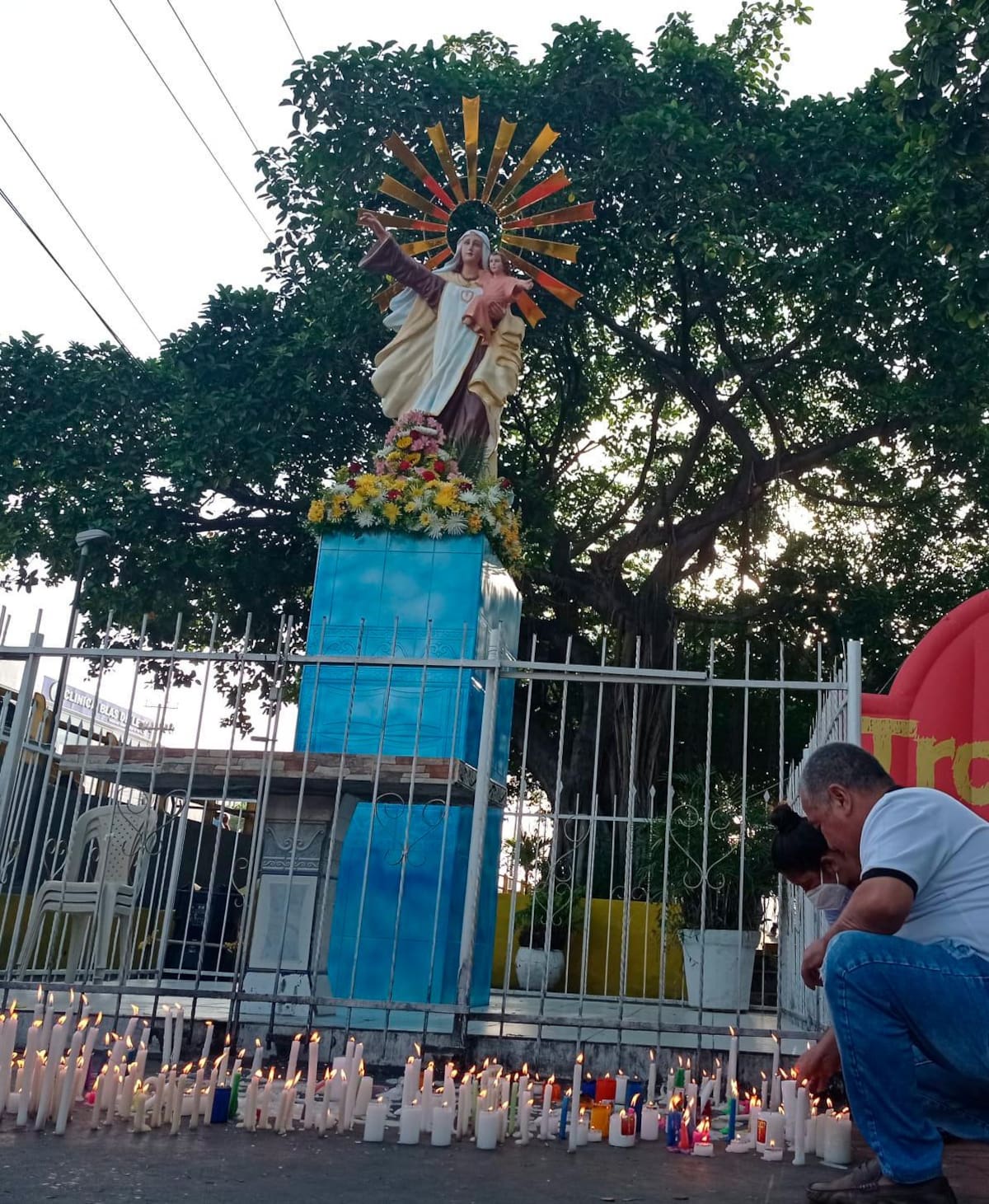 Mucha gente en Cartagena es muy devota a la Virgen del Carmen. //ZENIA VALDERAMAR