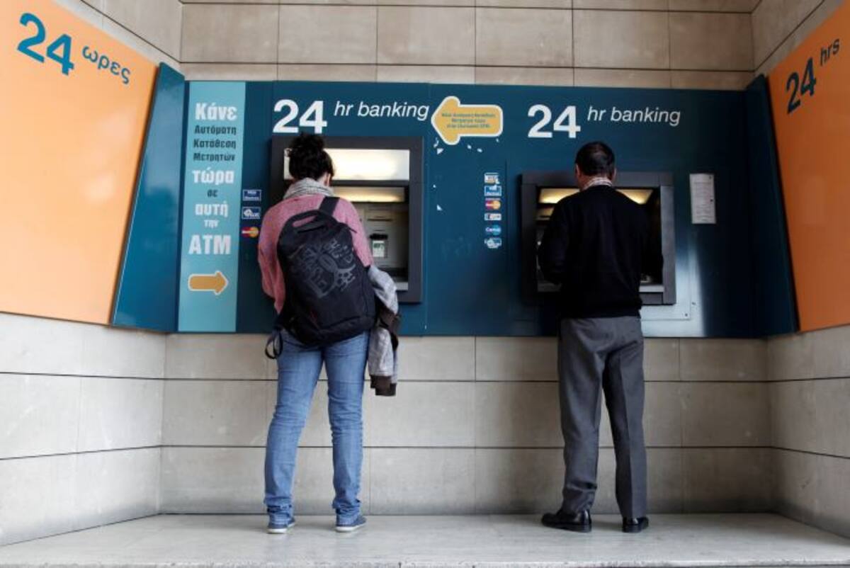 Según un decreto válido por siete días, los pagos y giros al extranjero quedan limitados a 5.000 euros por mes, por persona y por banco, y los viajeros que dejen la isla no podrán llevar consigo más de 3.000 euros en efectivo. AP Petros Giannakouris