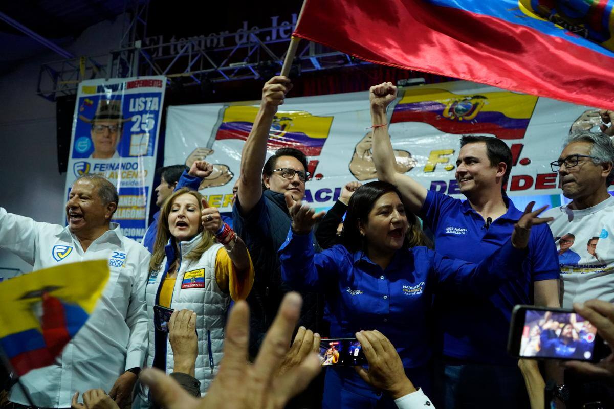 Rivales de Fernando Villavicencio suspenden sus campañas