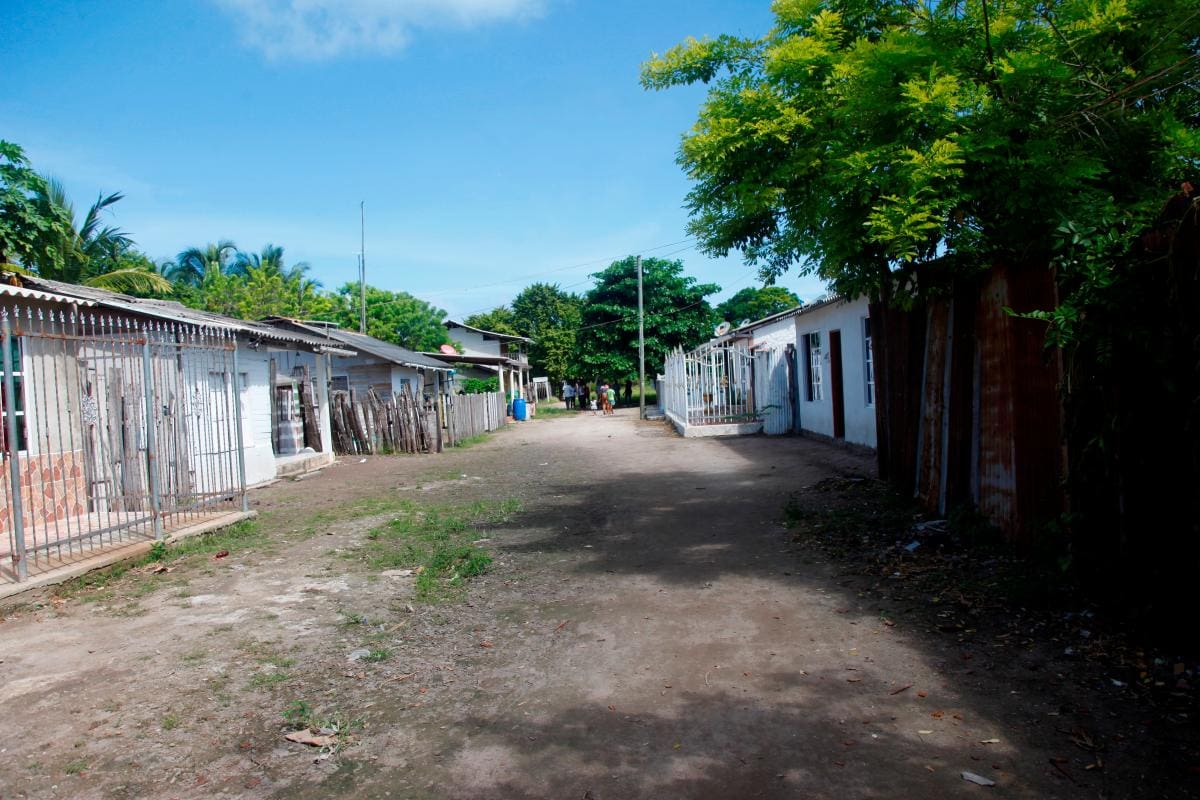 Las calles de Isla Grande están sin pavimentar. Sus habitantes dicen que el abandono del Estado no solo se limita a la salud.