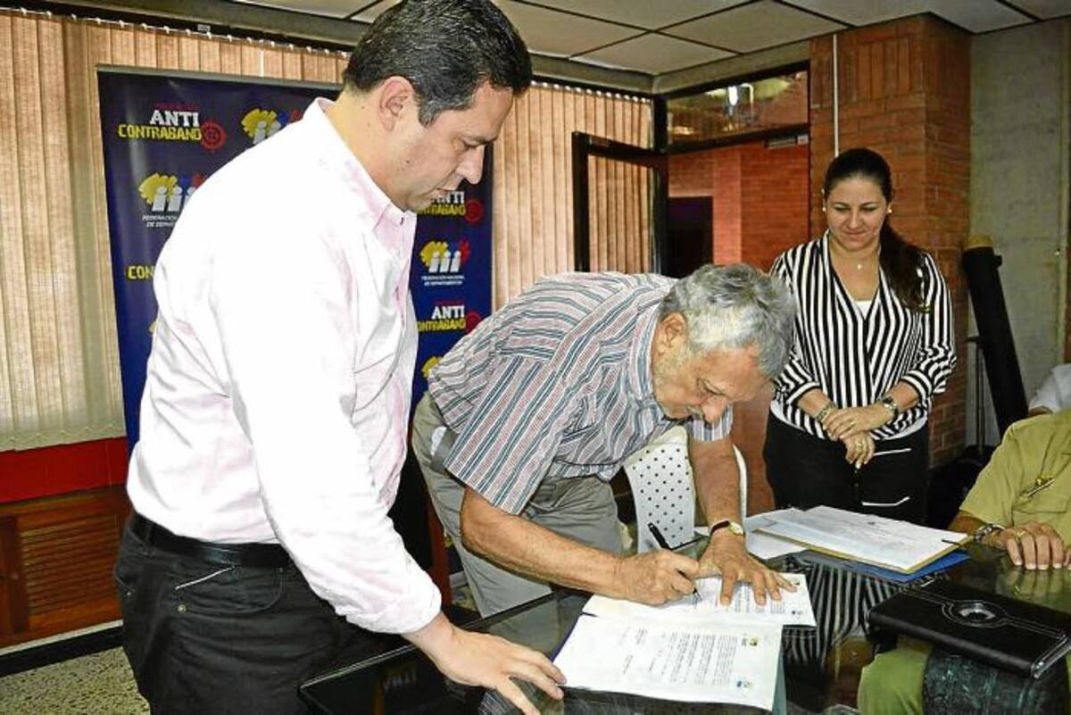 Felipe Muñoz, director de la Federación Nacional de Departamentos, y el gobernador de Sucre, Julio Guerra, durante la firma del convenio. CORTESÍA