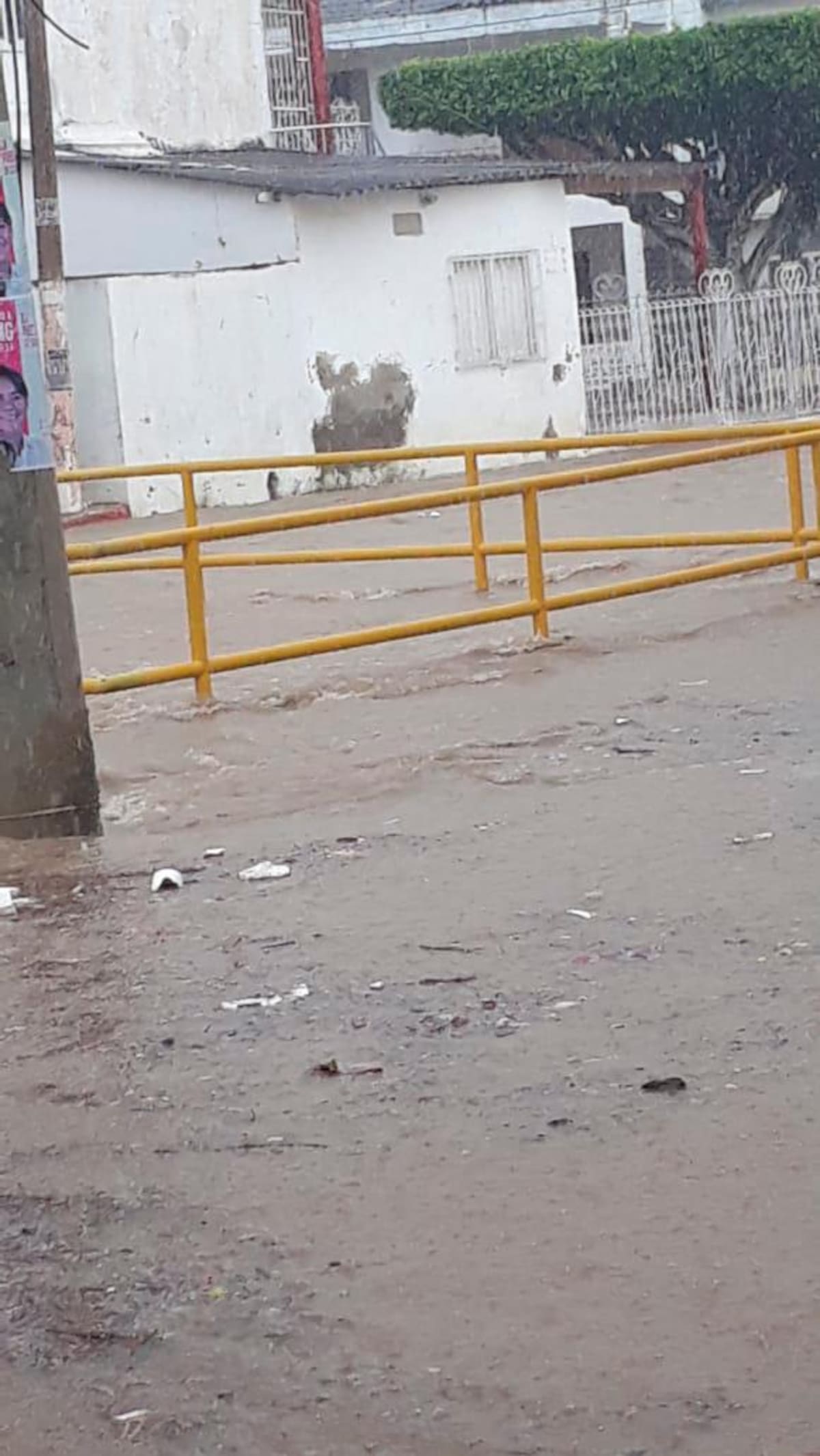 Así se desbordó el canal Emiliano Alcalá con el aguacero de esta mañana. //Cortesía