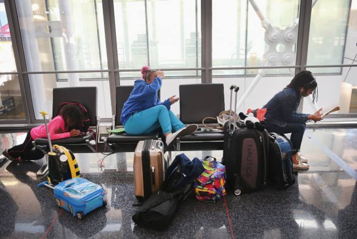Docenas de vuelos con salida y destino en los aeropuertos de O'Hare y Midway fueron cancelados, mientras unidades de bomberos extinguían el fuego. AFP SCOTT OLSON