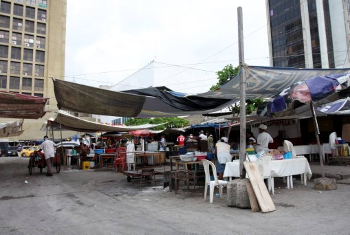Los comerciantes informales que saldrán próximamente de las plazoletas Olímpica (foto) y Telecom firmarán con-tratos con una cláusula penal que los compromete a no volver a ejercer su actividad en espacio público. EL UNIVERSAL