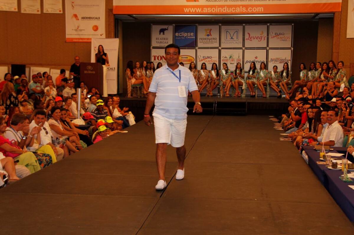 ¡Lester…; Lester…;! ¡Qué buena pasarela la que tiene mi amigo Lester González…; la cual mostró con garbo y donaire durante el desfile para escoger al rey y a la reina del calzado de Asoinducals…; ¡Qué furor el que despertó durante su presentación…;! ¡Todos juraban que él ganaba…; pero el primer lugar se lo terminaron dando a RCN televisión…; ¿Rosca…;? No sé, pero la casa es la casa…; ¿O no…;?