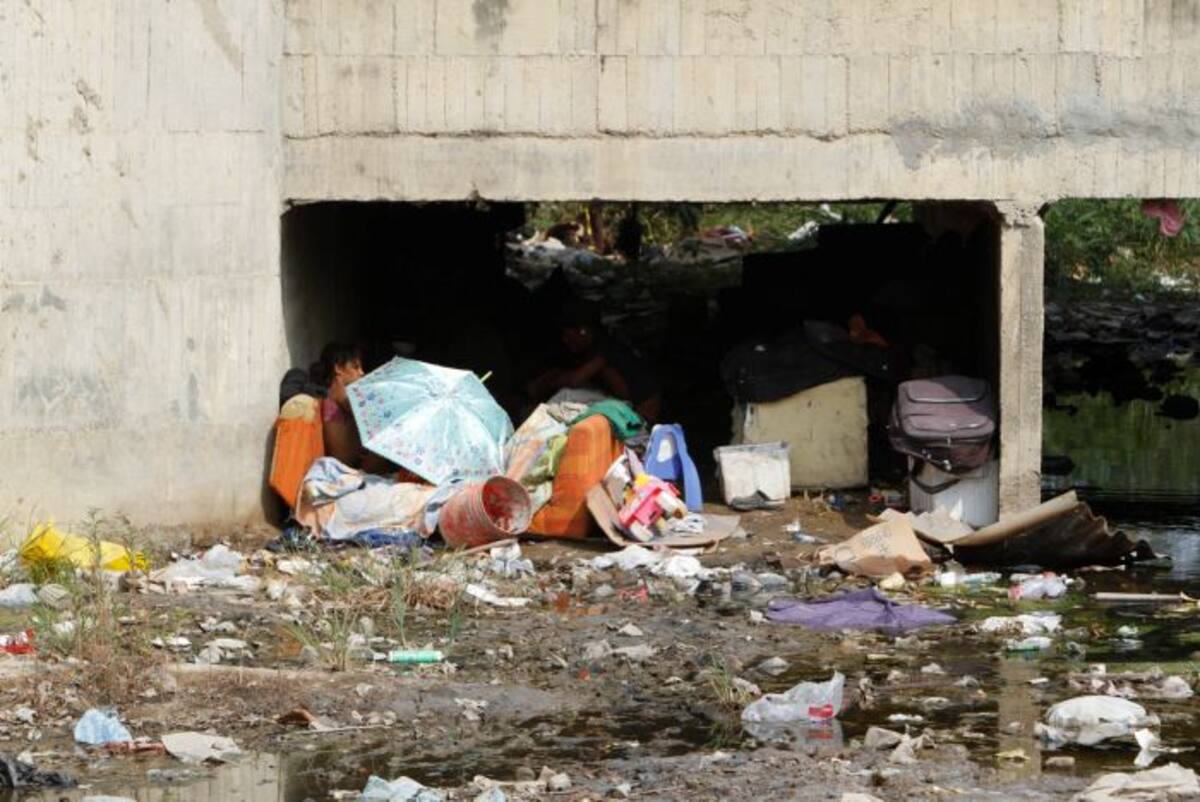 En santa clara el canal está repleto de todo tipo de residuos sólidos, desde las cajas, las bolsas y el icopor, hasta sillas, muebles y paraguas. El estado es crítico. // JULIO CASTAÑO-EL UNIVERSAL