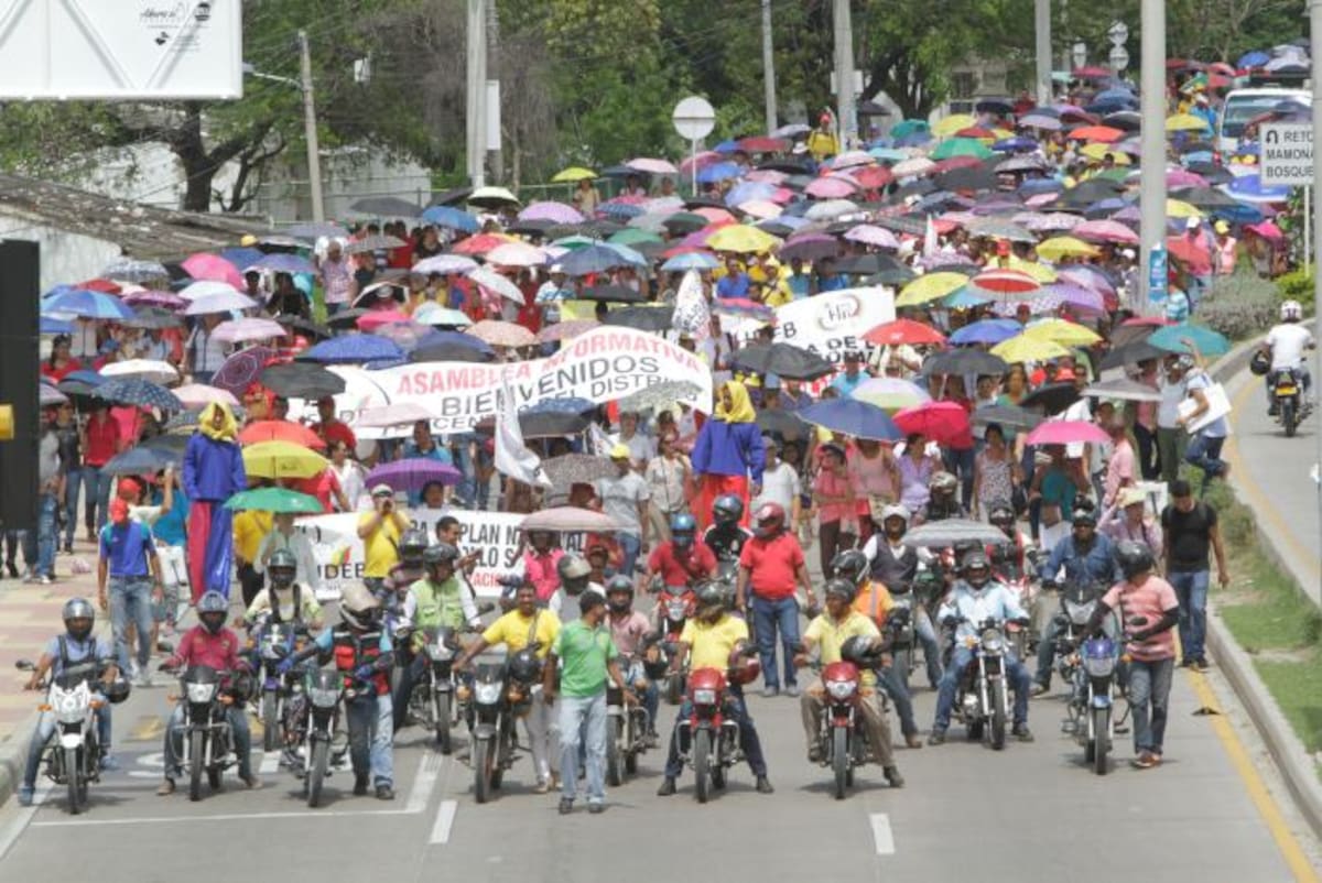Marcha de los docentes en la Transversal 54, a la altura del barrio Blas de Lezo. Julio Castaño.