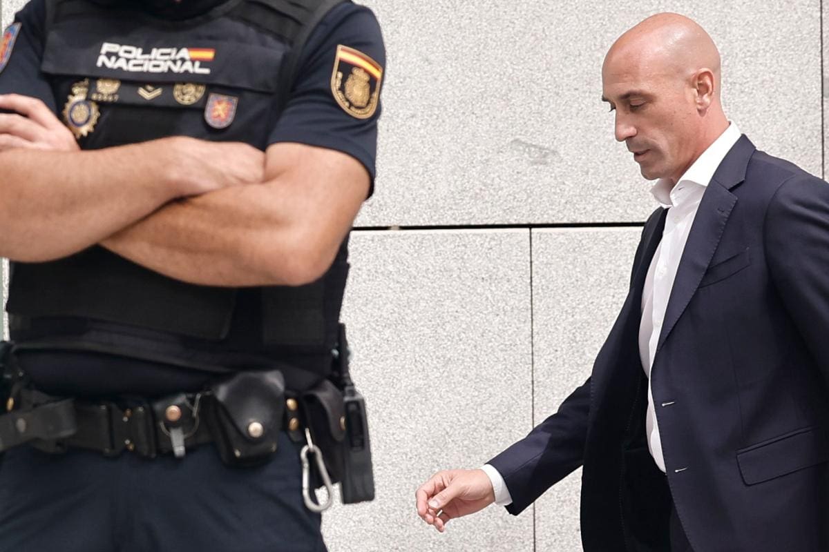 El juez le ha prohibido a Rubiales acercarse a Jenni Hermoso