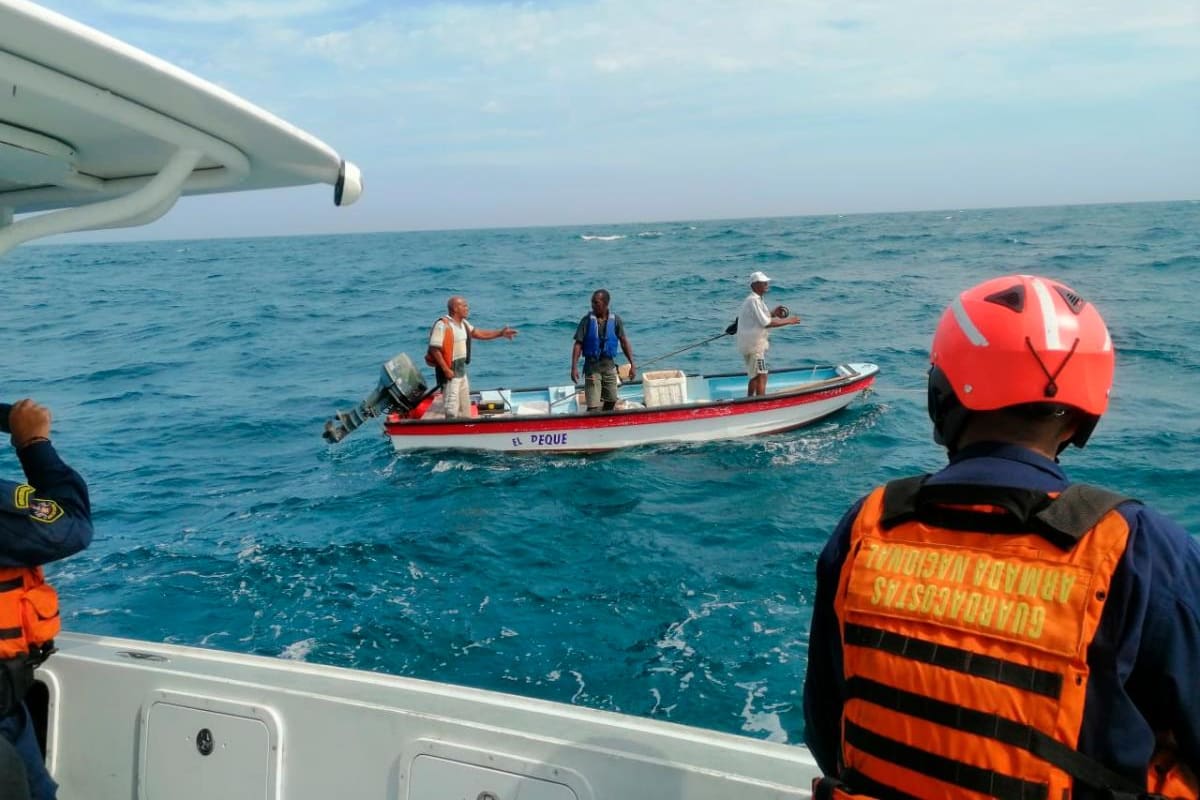 Armada rescató a tres pescadores cerca de Bocachica