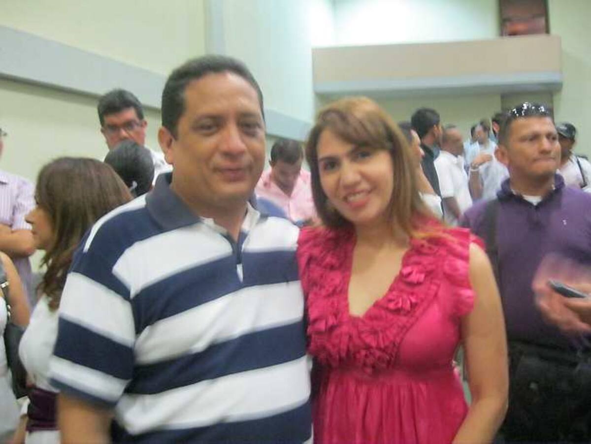 Carlos Arturo Cogollo en compañía de la gestora social.